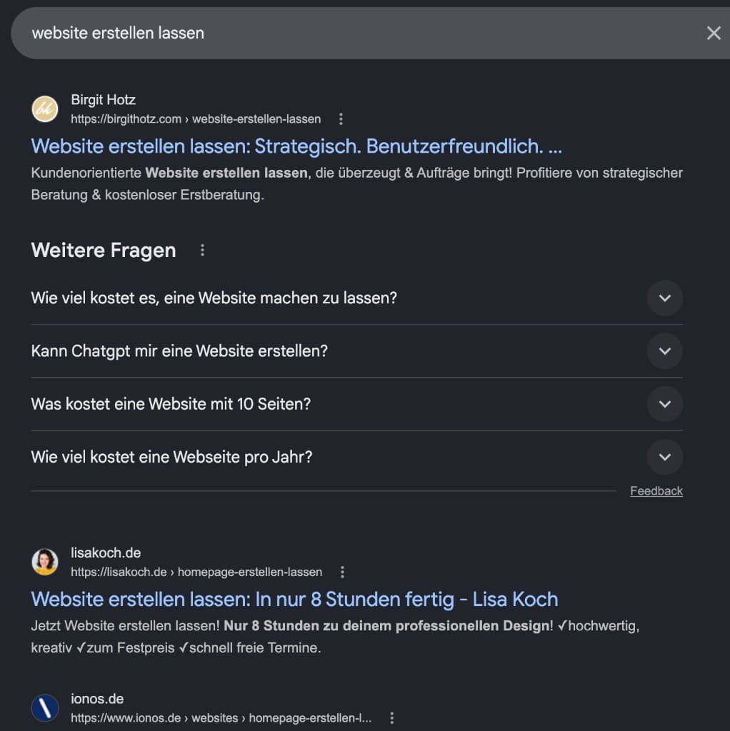 Google-Suchergebnisse für „website erstellen lassen“: Organische Treffer mit Titel und Snippet, Bereich „Weitere Fragen“ (People Also Ask) mit Fragen zu Kosten und Erstellung.